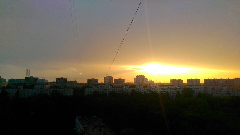 Проливной дождь на окраине Москвы, вечер пятницы, жить хорошо.