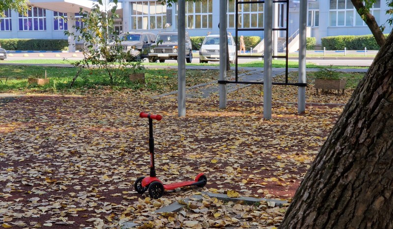 осень на детской площадке
